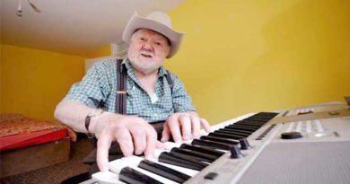 Elderly Man Can Suddenly Play the Piano after Suffering a Stroke